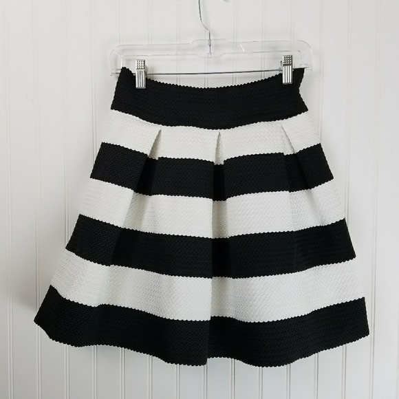 Xhilaration Dresses & Skirts - Xhilaration Black and White Stripe Pleated Skirt